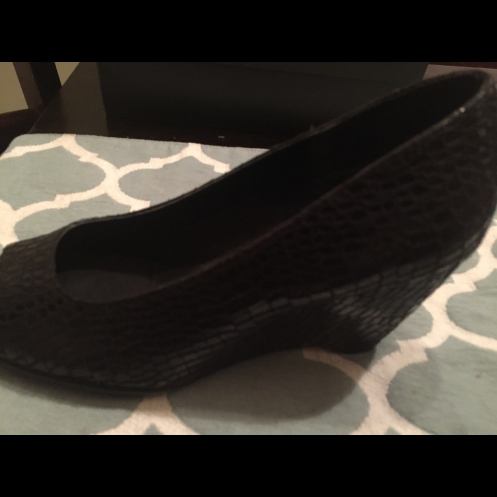 A2 Black snakeskin wedges